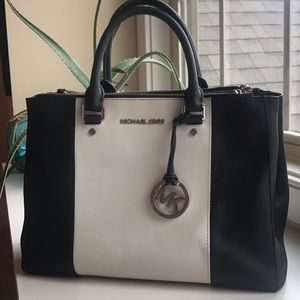 BLACK & WHITE MICHAEL KORS TOTE